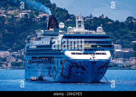 ZAKYNTHOS, GRIECHENLAND - 8. JUNI 2024: Norwegisches Kreuzfahrtschiff mit Perle, das die Insel Zakynthos verlässt. Norwegisches Kreuzfahrtschiff in Zakynthos. Stockfoto