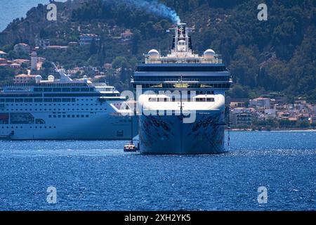 ZAKYNTHOS, GRIECHENLAND - 8. JUNI 2024: Norwegian Pearl und MSC Armonia Cruise Ship vor der Insel Zakynthos im Ionischen Meer im Westen Griechenlands vor Anker. Stockfoto
