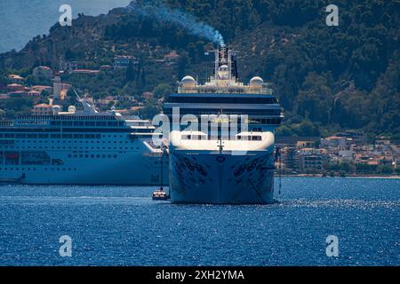 ZAKYNTHOS, GRIECHENLAND - 8. JUNI 2024: Norwegian Pearl und MSC Armonia Cruise Ship vor der Insel Zakynthos im Ionischen Meer im Westen Griechenlands vor Anker. Stockfoto