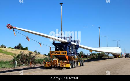 Das Rotorblatt einer Windkraftanlage, das zum Bestimmungsort transportiert wird. Stockfoto