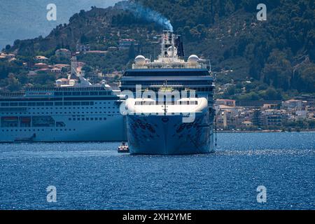 ZAKYNTHOS, GRIECHENLAND - 8. JUNI 2024: Norwegian Pearl und MSC Armonia Cruise Ship vor der Insel Zakynthos im Ionischen Meer im Westen Griechenlands vor Anker. Stockfoto