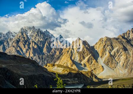 Faszinierender Blick auf die Passu-Kegel und den goldenen Gipfel zusammen mit dem Karakoram Highway in der Region Gilgit Baltistan Stockfoto