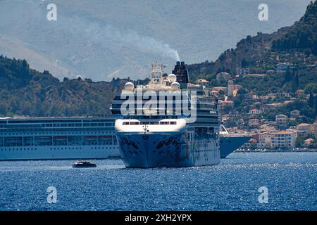 ZAKYNTHOS, GRIECHENLAND - 8. JUNI 2024: Norwegian Pearl und MSC Armonia Cruise Ship vor der Insel Zakynthos im Ionischen Meer im Westen Griechenlands vor Anker. Stockfoto