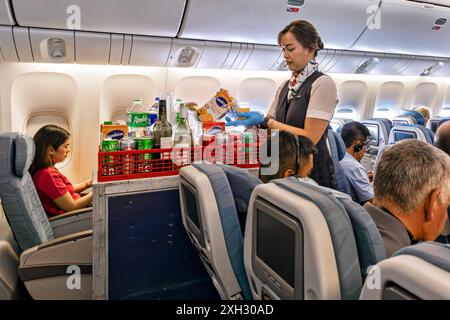 Kabinenbesatzung und Passagiere, die auf einem Flug von Bangkok nach Manila mit Philippine Airlines fliegen Stockfoto