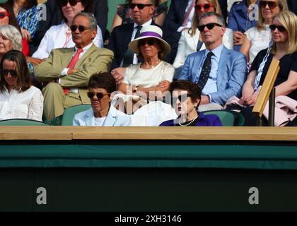 Juli 2024; All England Lawn Tennis and Croquet Club, London, England; Wimbledon Tennis Tournament, Tag 11; Billie Jean King sitzt in der königlichen Kiste neben Frau Ilana Kloss und beobachtet das Halbfinale der Damen-Singles Barbora Krejcikova (CZE) Stockfoto