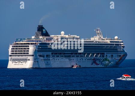 ZAKYNTHOS, GRIECHENLAND - 8. JUNI 2024: Norwegisches Kreuzfahrtschiff mit Perle, das die Insel Zakynthos verlässt. Norwegisches Kreuzfahrtschiff in Zakynthos. Stockfoto
