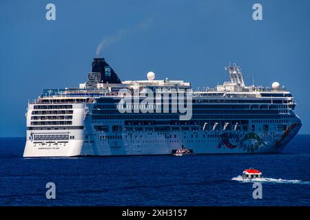 ZAKYNTHOS, GRIECHENLAND - 8. JUNI 2024: Norwegisches Kreuzfahrtschiff mit Perle, das die Insel Zakynthos verlässt. Norwegisches Kreuzfahrtschiff in Zakynthos. Stockfoto