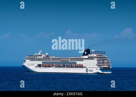 Zakynthos, Griechenland - 8. Juni 2024: Das Kreuzfahrtschiff MSC Armonia legt vor der Insel Zakynthos, Griechenland, an. Die MSC Armonia ist ein Kreuzfahrtschiff der Lirica-Klasse, das mit einer Stockfoto