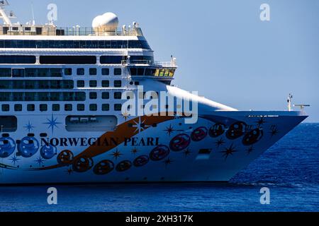 ZAKYNTHOS, GRIECHENLAND - 8. JUNI 2024: Norwegisches Kreuzfahrtschiff mit Perle, das die Insel Zakynthos verlässt. Norwegisches Kreuzfahrtschiff in Zakynthos. Stockfoto