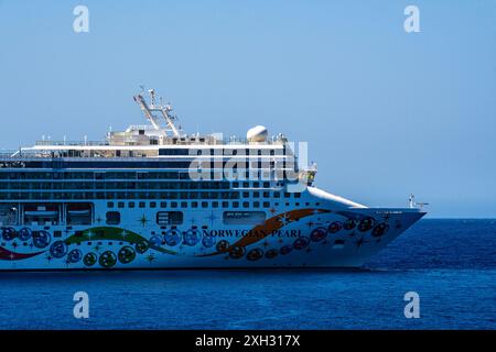 ZAKYNTHOS, GRIECHENLAND - 8. JUNI 2024: Norwegisches Kreuzfahrtschiff mit Perle, das die Insel Zakynthos verlässt. Norwegisches Kreuzfahrtschiff in Zakynthos. Stockfoto