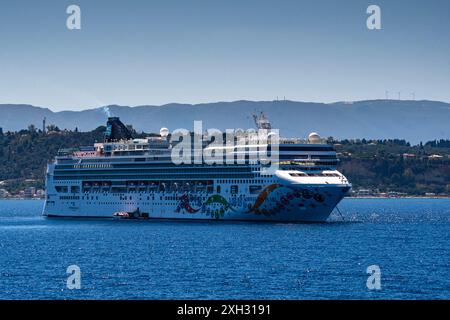 ZAKYNTHOS, GRIECHENLAND - 8. JUNI 2024: Norwegisches Kreuzfahrtschiff mit Perle, das die Insel Zakynthos verlässt. Norwegisches Kreuzfahrtschiff in Zakynthos. Stockfoto