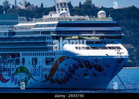 ZAKYNTHOS, GRIECHENLAND - 8. JUNI 2024: Norwegisches Kreuzfahrtschiff mit Perle, das die Insel Zakynthos verlässt. Norwegisches Kreuzfahrtschiff in Zakynthos. Stockfoto