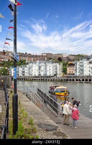 Bristol Ferry Emily holt Passagiere am 9. Juli 2024 an der Haltestelle SS Great Britain im Bristol Harbour ab Stockfoto