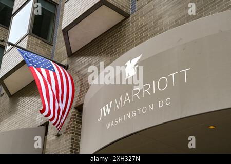 Washington DC, USA - 3. Mai 2024: Schild über dem Eingang zum J W Marriott Hotel in Downtown Washington DC Stockfoto