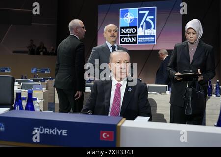 Washington, Vereinigte Staaten Von Amerika. Juli 2024. Recep Tayyip Erdo?an, Präsident der Republik Türkiye, wartet auf den Beginn der Arbeitssitzung III des NATO-Gipfels im Walter E. Washington Convention Center in Washington, DC am Donnerstag, den 11. Juli 2024.Credit: Chris Kleponis/Pool/SIPA USA Credit: SIPA USA/Alamy Live News Stockfoto