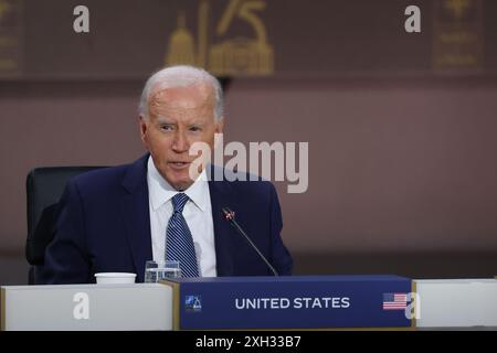 US-Präsident Joe Biden spricht während einer Arbeitssitzung auf dem NATO-Gipfel in Washington, DC, USA, am Mittwoch, den 10. Juli, 2024. Präsident Joe Biden und die anderen 31 NATO-Führer hatten gehofft, dass ihr Gipfel eine neue Einheit gegen Russlands Wladimir Putin feiern würde, China eine Warnung aussenden und beweisen würde, dass die Allianz in ihrem 75. Jahr so stark ist wie eh und je. aber die drei Tage des Prunk werden von innerstaatlichen Unruhen in der Allianz überschattet. Kredit: Ting Shen/Pool über CNP/MediaPunch Stockfoto