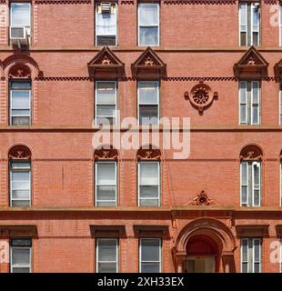 NYC Chinatown: Fein detaillierter Terrakotta belebt die Fassade der 1 Elizabeth Street; das Star of David Medaillon zeigt die jüdischen Wurzeln des Gebäudes. Stockfoto