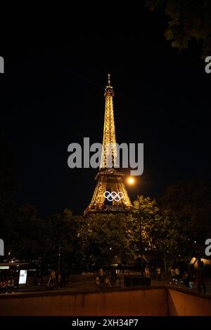 Paris, Frankreich, 07. juni 2024 - Eiffelturm mit Olympischen Ringen anlässlich der Spiele, die in der Stadt bei Nacht stattfinden Stockfoto