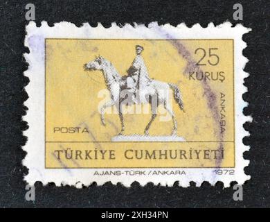 Gestempelte Briefmarke, gedruckt von der Türkei, die Atatürk-Statue zeigt. Ethnographisches Museum, Ankara, um 1972. Stockfoto