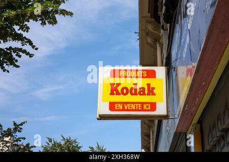 Paris, Frankreich - 07. Juni 2024: Schild der alten Kamerafirma Kodak an der Wand mit blauem Himmel. Keine sichtbaren Personen Stockfoto