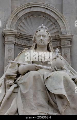 London, England – 1. Juni 2024: Marmorstatue der Königin Victoria, die auf ihrem Thron in der Nähe des Buckingham Palace sitzt. Stockfoto