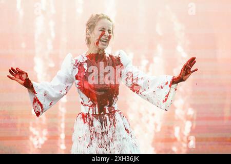 Würmer, Deutschland. Juli 2024. Cynthia Cosima Erhardt tritt als „die Drud“ in der Fotoprobe für das Stück „der Diplomat“ auf. Das Nibelungen Festival findet vom 12. Bis 28. Juli auf der Bühne am Nordportal des Wormser Reichsdoms statt. Quelle: Uwe Anspach/dpa/Alamy Live News Stockfoto