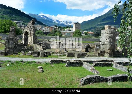 Aosta, Aostatal, Italien -07-01-2024- die Ruinen des antiken römischen Theaters mit Alpen im Hintergrund. Stockfoto