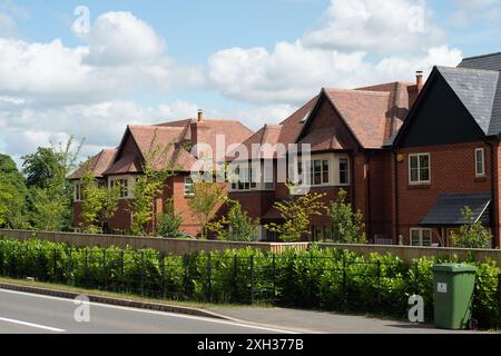 Shiplake, Großbritannien. Juli 2024. Eine neue ländliche Wohnsiedlung in Shiplake, Oxfordshire. Labour hat Pläne angekündigt, auf dem „Graugürtel“ aufzubauen. Bundeskanzlerin Rachel Reeves sagte, dass bei einer Überarbeitung der Planungsregeln die Räte in England erwarten würden, dass sie den Bau von Brachflächen und von schlechter Qualität geprägten Gebieten im Grüngürtel priorisieren würden. Der Grüngürtel bedeckt 13 % Englands, und Umweltschützer sind sehr besorgt, dass dadurch mehr und mehr unserer Grünflächen betoniert werden. Quelle: Maureen McLean/Alamy Live News Stockfoto