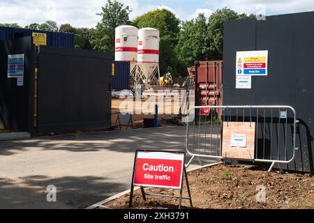 Shiplake, Großbritannien. Juli 2024. Häuser im Bau an einem ländlichen Standort in Shiplake, Oxfordshire. Labour hat Pläne angekündigt, auf dem „Graugürtel“ aufzubauen. Bundeskanzlerin Rachel Reeves sagte, dass bei einer Überarbeitung der Planungsregeln die Räte in England erwarten würden, dass sie den Bau von Brachflächen und von schlechter Qualität geprägten Gebieten im Grüngürtel priorisieren würden. Der Grüngürtel bedeckt 13 % Englands, und Umweltschützer sind sehr besorgt, dass dadurch mehr und mehr unserer Grünflächen betoniert werden. Quelle: Maureen McLean/Alamy Live News Stockfoto