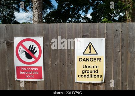 Shiplake, Großbritannien. Juli 2024. Eine ländliche Baustelle in Shiplake, Oxfordshire. Labour hat Pläne angekündigt, auf dem „Graugürtel“ aufzubauen. Bundeskanzlerin Rachel Reeves sagte, dass bei einer Überarbeitung der Planungsregeln die Räte in England erwarten würden, dass sie den Bau von Brachflächen und von schlechter Qualität geprägten Gebieten im Grüngürtel priorisieren würden. Der Grüngürtel bedeckt 13 % Englands, und Umweltschützer sind sehr besorgt, dass dadurch mehr und mehr unserer Grünflächen betoniert werden. Quelle: Maureen McLean/Alamy Live News Stockfoto