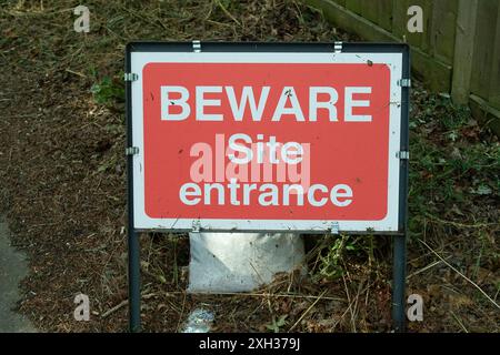 Shiplake, Großbritannien. Juli 2024. Häuser im Bau an einem ländlichen Standort in Shiplake, Oxfordshire. Labour hat Pläne angekündigt, auf dem „Graugürtel“ aufzubauen. Bundeskanzlerin Rachel Reeves sagte, dass bei einer Überarbeitung der Planungsregeln die Räte in England erwarten würden, dass sie den Bau von Brachflächen und von schlechter Qualität geprägten Gebieten im Grüngürtel priorisieren würden. Der Grüngürtel bedeckt 13 % Englands, und Umweltschützer sind sehr besorgt, dass dadurch mehr und mehr unserer Grünflächen betoniert werden. Quelle: Maureen McLean/Alamy Live News Stockfoto