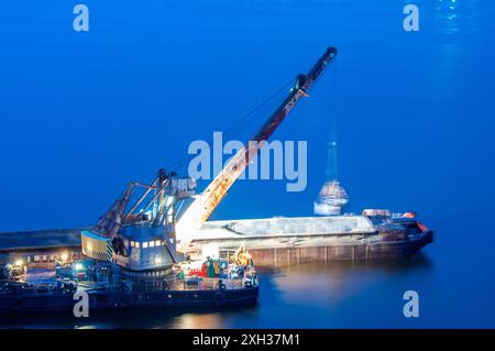 Sandlieferung zu den Stränden in Samara Ein Gantry-Schwenkkran lädt Sand von einem Lastkahn auf die Küste Samara Samara Russland Copyright: XS Stockfoto