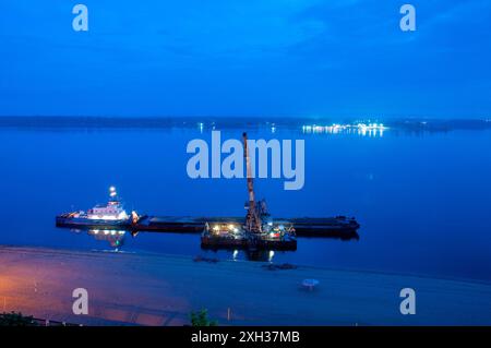 Sandlieferung zu den Stränden in Samara Ein Gantry-Schwenkkran lädt Sand von einem Lastkahn auf die Küste Samara Samara Russland Copyright: XS Stockfoto