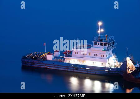 Sandlieferung zu den Stränden in Samara Ein Gantry-Schwenkkran lädt Sand von einem Lastkahn auf die Küste Samara Samara Russland Copyright: XS Stockfoto