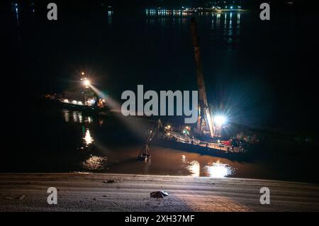 Sandlieferung zu den Stränden in Samara Ein Gantry-Schwenkkran lädt Sand von einem Lastkahn auf die Küste Samara Samara Russland Copyright: XS Stockfoto