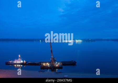 Sandlieferung zu den Stränden in Samara Ein Gantry-Schwenkkran lädt Sand von einem Lastkahn auf die Küste Samara Samara Russland Copyright: XS Stockfoto