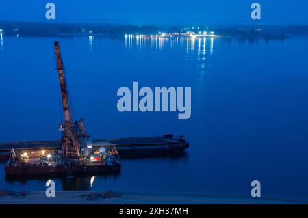 Sandlieferung zu den Stränden in Samara Ein Gantry-Schwenkkran lädt Sand von einem Lastkahn auf die Küste Samara Samara Russland Copyright: XS Stockfoto