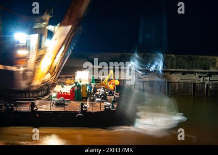 Sandlieferung zu den Stränden in Samara Ein Gantry-Schwenkkran lädt Sand von einem Lastkahn auf die Küste Samara Samara Russland Copyright: XS Stockfoto