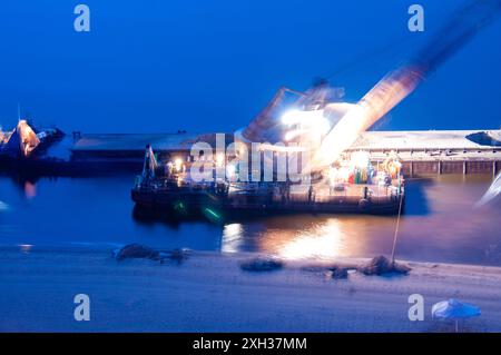 Sandlieferung zu den Stränden in Samara Ein Gantry-Schwenkkran lädt Sand von einem Lastkahn auf die Küste Samara Samara Russland Copyright: XS Stockfoto