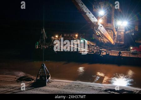 Sandlieferung zu den Stränden in Samara Ein Gantry-Schwenkkran lädt Sand von einem Lastkahn auf die Küste Samara Samara Russland Copyright: XS Stockfoto