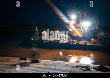 Sandlieferung zu den Stränden in Samara Ein Gantry-Schwenkkran lädt Sand von einem Lastkahn auf die Küste Samara Samara Russland Copyright: XS Stockfoto