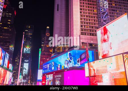 Wunderschöner Nachtblick auf den Broadway in Manhattan mit beleuchteten Werbetafeln an Fassaden von Wolkenkratzern. New York. USA. Stockfoto