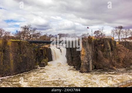 Atemberaubender Blick auf die Paterson Falls mit historischer Brücke vor der Frühlingslandschaft, die die Schönheit und Gelassenheit der Natur zum Ausdruck bringt. New Jersey, USA. Stockfoto