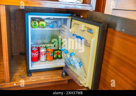 Detaillierter Blick auf die offene Minibar mit verschiedenen Erfrischungen im Hotelzimmer. Cancun. Mexiko. Stockfoto