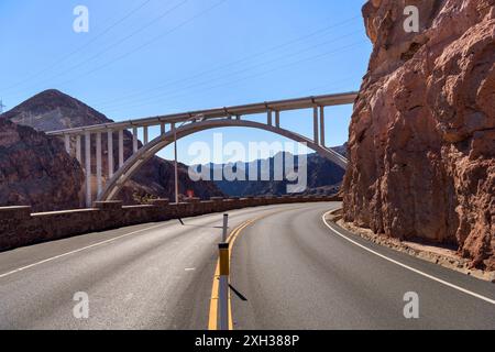 Hoover Dam Bridge - Weitwinkelblick von Mike O'Callaghan - Pat Tillman Memorial Bridge, von einem gewundenen Hoover Dam aus gesehen, an einem sonnigen Wintertag. Stockfoto