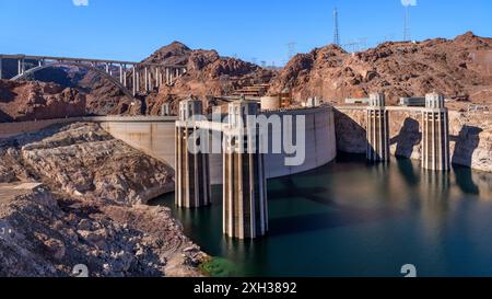 Hoover-Staudamm – an einem hellen, sonnigen Wintertag können Sie aus nächster Nähe die stromaufwärts liegende Seite des Hoover-Staudamms und seine vier Penstocktürme betrachten. Nevada - Arizona, USA. Stockfoto