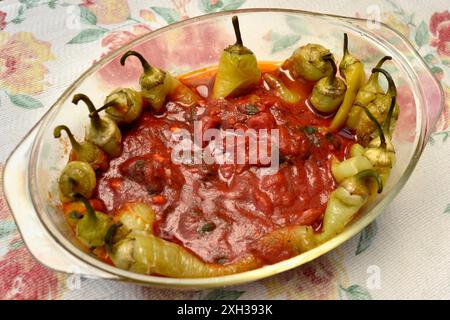 Peperonata gebratene Paprika serviert mit einer reichhaltigen Tomatensauce, hausgemachte Speisen in einer Glasschale Stockfoto
