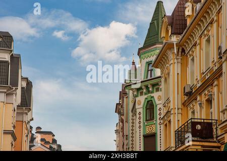 Mehrfarbige Häuser in Podil Wozdwizhenka Viertel in Kiew Stadt, Ukraine. Stockfoto