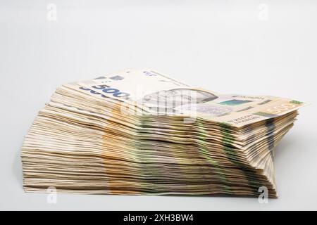 Ein Haufen ukrainischer hrywna-Banknoten, die einsatzbereit sind. Nahaufnahme auf weiß. Stockfoto