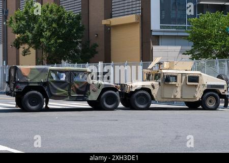 Washington, DC, USA – 10. Juli 2024. Zwei Militärfahrzeuge blockieren eine Straße aus Sicherheitsgründen, da die USA einen NATO-Gipfel in Washin veranstalten Stockfoto